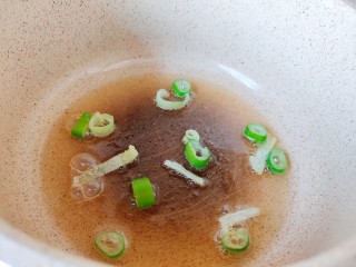 2、荠菜鸡蛋汤,锅里放少许油，加少许葱花。