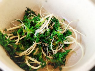 3、荠菜鸡蛋汤,炒出葱香味，加入焯水后的荠菜。