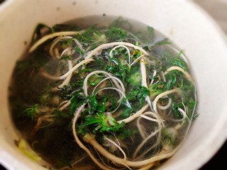 5、荠菜鸡蛋汤,这个时候就可以加入开水没过荠菜