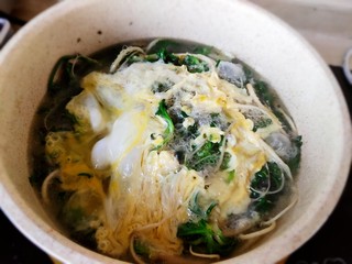 7、荠菜鸡蛋汤,等到水开一分钟左右即可把蛋液倒在锅里。