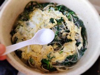 8、荠菜鸡蛋汤,加少许食盐。