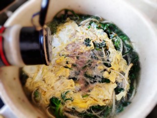 9、荠菜鸡蛋汤,再加少许白胡椒粉。