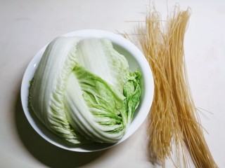 1、大白菜炖粉条,白菜粉条准备好