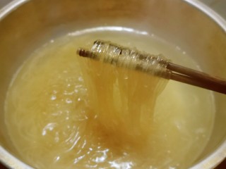 3、大白菜炖粉条,红薯粉条煮至7分熟