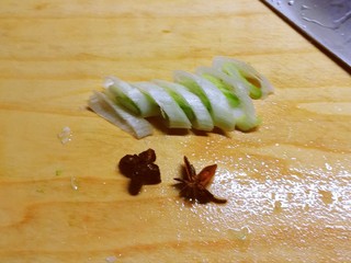 6、大白菜炖粉条,葱切片 八角2个