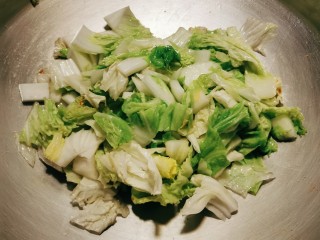 9、大白菜炖粉条,放入白菜翻炒2分钟