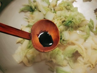 11、大白菜炖粉条,放入老抽 盐 糖