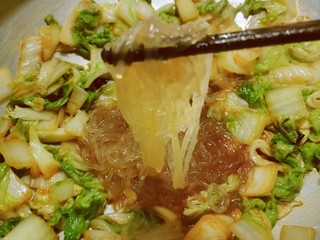 12、大白菜炖粉条,这时 白菜析出很多水分 放入粉条