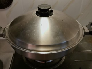 14、大白菜炖粉条,加盖炖3分钟