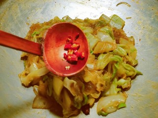 15、大白菜炖粉条,放入红辣椒 不吃辣这步省略 关火