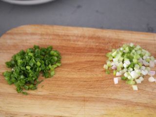 3、番茄豆腐汤,葱白葱绿分开切碎