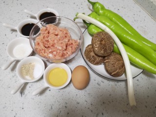 1、青椒酿肉,食材来个大合照
