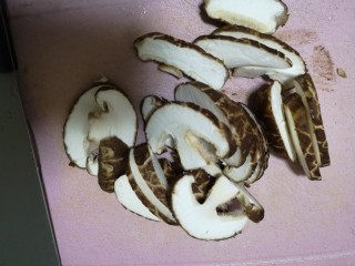 2、青椒酿肉,香菇切片