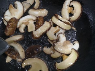 3、青椒酿肉,锅里适量油，倒入切好的香菇翻炒出味即可