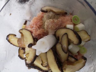 4、青椒酿肉,肉沫，葱切小块，胡椒粉，盐，放凉的香菇放一起打碎，也能让食材更好的黏合