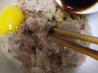 5、青椒酿肉,打好的馅料倒进大碗里，打一个鸡蛋，加入一勺酱油，顺时针方向搅拌