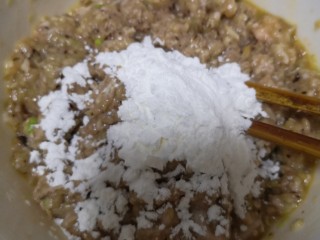 6、青椒酿肉,加入淀粉，继续搅拌均匀即可，加入淀粉，肉馅会更好的定型，吃起来也比较顺滑