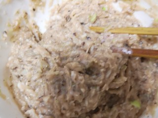 7、青椒酿肉,搅拌好的肉馅