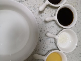 8、青椒酿肉,接下来调料酒，半碗水，两勺耗油，一勺酱油，一调料勺糖，两勺料酒，把这几样倒进小碗里备用