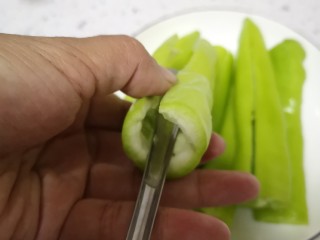 10、青椒酿肉,接下来处理青椒，我用的是比较的青椒，去头对切两半，把尖椒里的籽去掉，中间对开切口