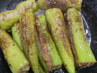 13、青椒酿肉,这是煎好的青椒