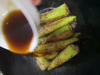 14、青椒酿肉,倒入刚刚调好的料酒