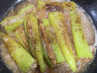 15、青椒酿肉,倒入调好的料酒，盖锅盖大火烧开，转小火十分钟