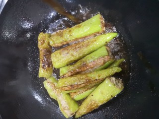 16、青椒酿肉,再转中火五分钟