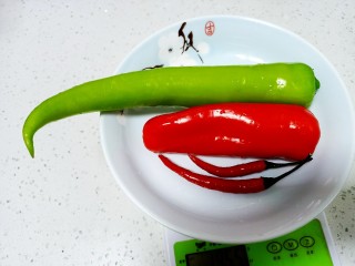 2、干锅藕片,尖椒洗净