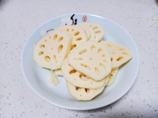 3、干锅藕片,莲藕去皮切片