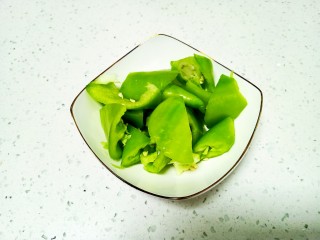 4、干锅藕片,绿椒切滚刀块