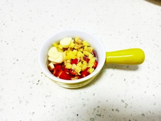 6、干锅藕片,红尖椒切碎，姜切碎、蒜切片。