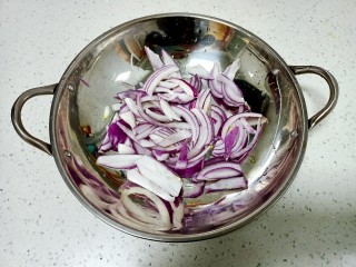 7、干锅藕片,洋葱切丝放入干锅底部垫底