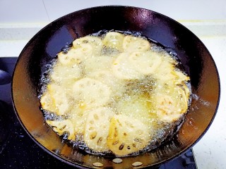 8、干锅藕片,油温7层热放入藕片