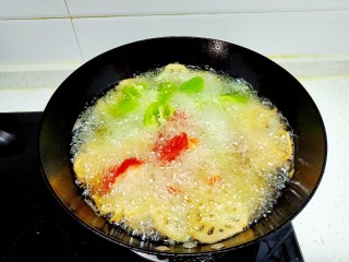 9、干锅藕片,藕片炸至金黄，放入青、红椒炸10秒