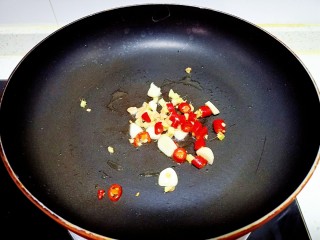 11、干锅藕片,锅中放入适量油，油热放入红尖椒、蒜、姜