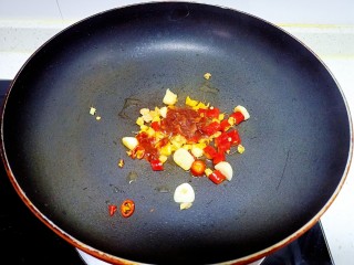 12、干锅藕片,放入郫县豆瓣酱