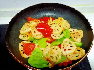 13、干锅藕片,倒入藕片