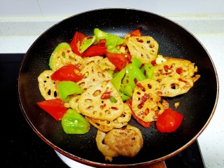 14、干锅藕片,翻炒均匀