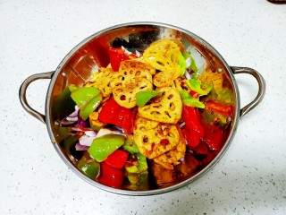 15、干锅藕片,盛入干锅中