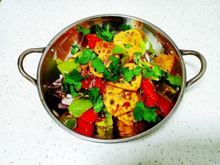 16、干锅藕片,撒上芝麻、香菜点缀