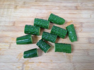 1、酸辣黄瓜条,黄瓜洗干净先切成段。