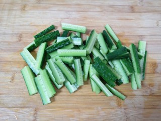 2、酸辣黄瓜条,再切成条。