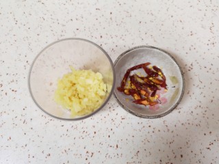 4、酸辣黄瓜条,大蒜搅成蒜泥，干红辣椒切成丝。