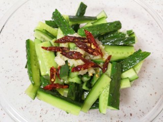 7、酸辣黄瓜条,将热油泼在蒜泥辣椒丝上面。