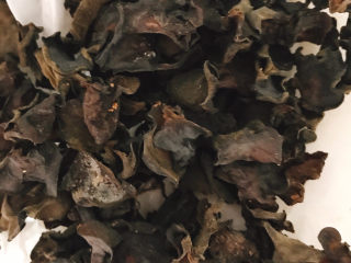 1、黄瓜木耳炒鸡蛋,准备好干木耳