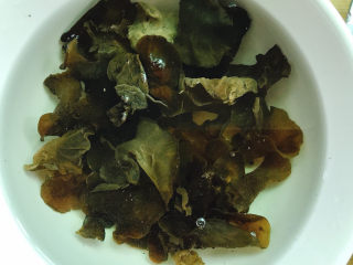 2、黄瓜木耳炒鸡蛋,用温水浸泡