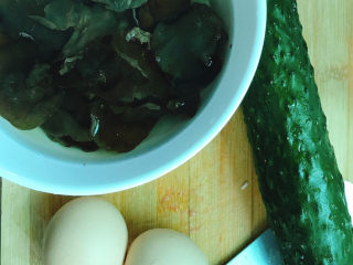 3、黄瓜木耳炒鸡蛋,准备好黄瓜和鸡蛋