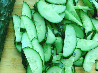 4、黄瓜木耳炒鸡蛋,黄瓜切成片