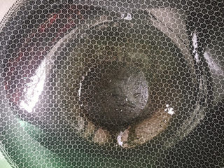 6、黄瓜木耳炒鸡蛋,热锅冷油